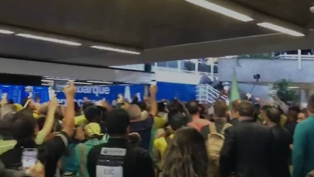 Segurança reforçada, trânsito caótico e apoiadores no aeroporto: veja como foi desembarque de Bolsonaro
