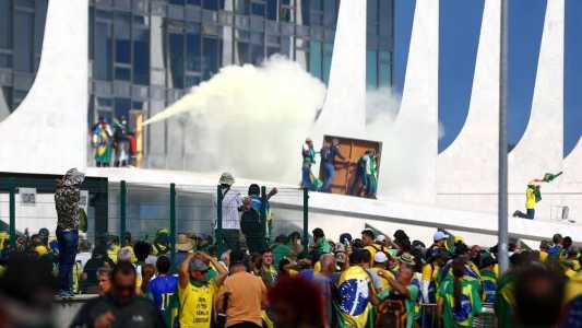 Apoiadores do ex-presidente Jair Bolsonaro (PL) invadiram as sedes dos Três Poderes, em Brasília, neste domingo (8)