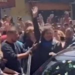 Eleições na Argentina: favorito na corrida presidencial, Milei vota e provoca multidão 