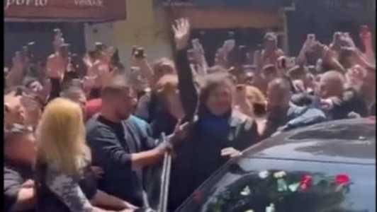 Apoiadores gritaram "liberdade" e jogaram rosas no carro do candidato Milei