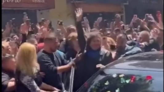 Apoiadores gritaram "liberdade" e jogaram rosas no carro do candidato Milei