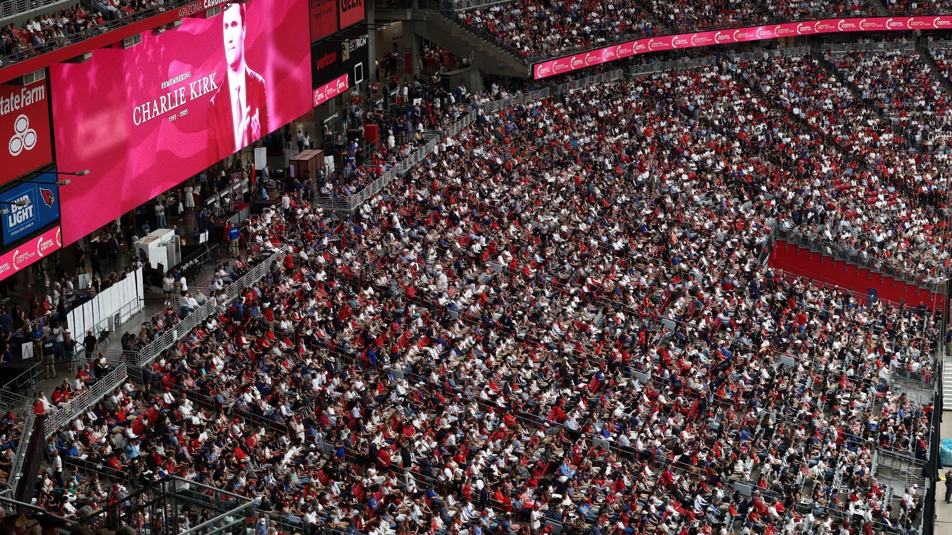 Apoiadores lotam estádio para funeral de Charlie Kirk; Trump deve discursar