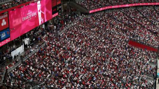 Políticos, celebridades e apoiadores lotam o Estádio State Farm em Glendale, no Arizona, Estados Unidos, para o funeral do influenciador Charlie Kirk