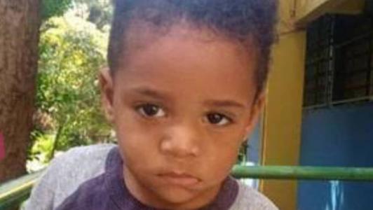 Apolo Gabriel Rodrigues, de dois anos, ficou mais de oito horas preso, dentro de uma van escolar.