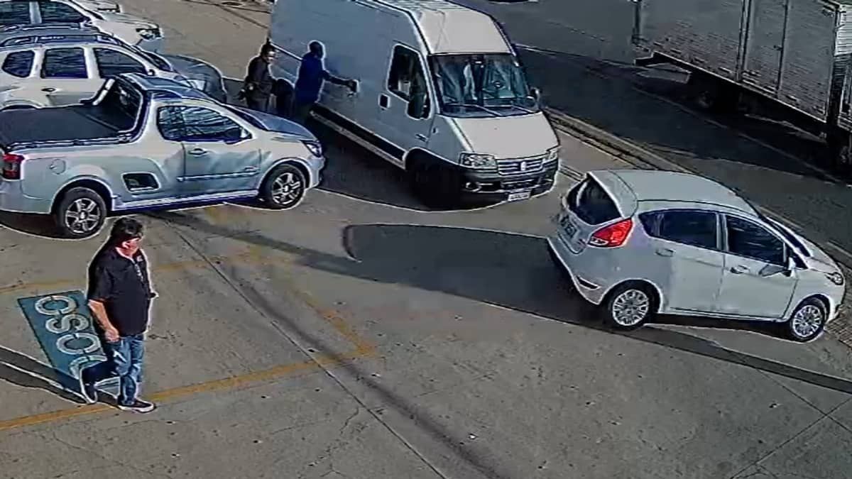 Vídeo: homem pede para fazer test-drive e foge com carro de loja em Contagem