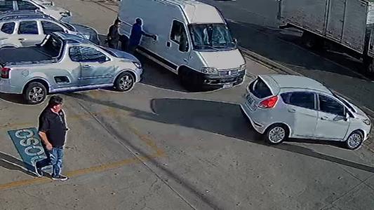 Após a fuga, o suspeito e o carro não foram mais vistos