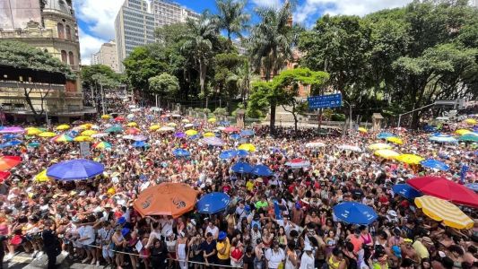 Após a lavagem simbólica da escadaria da Igreja São Jose, foliões tomam as ruas