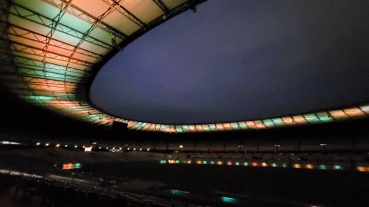 Após a notícia da morte do Rei, o Mineirão se coloriu de verde e amarelo para homenagear Pelé
