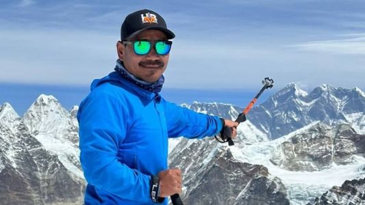 Após anos de reabilitação e treinamento, ele planeja escalar o Everest no próximo mês, um projeto apresentado em sua página online como "Nem pernas nem limites"