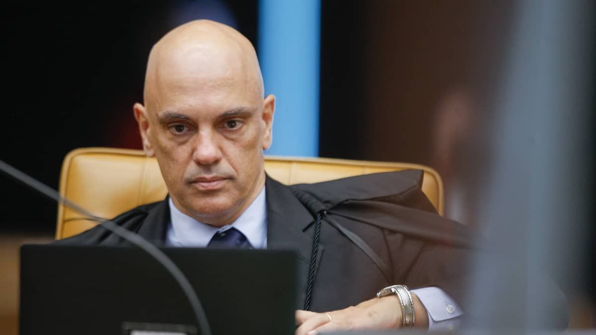 Moraes recua, manda plataformas reativarem contas de Nikolas Ferreira e impõe multa em caso de 'fake news'