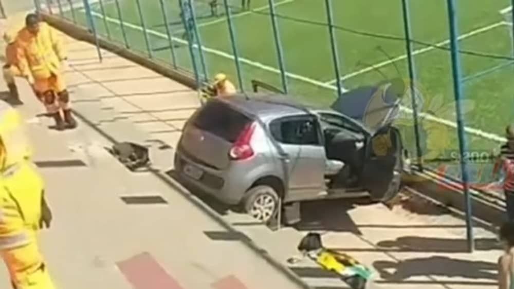 Vídeo: idosa fica ferida após carro capotar e cair em arquibancada em Vespasiano, na Grande BH