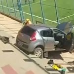 Vídeo: idosa fica ferida após carro capotar e cair em arquibancada em Vespasiano, na Grande BH