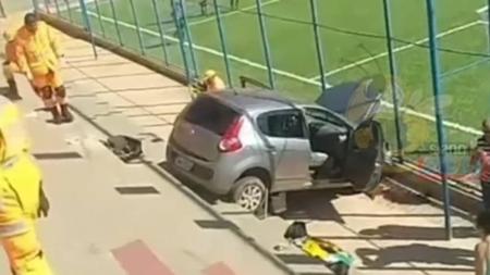 Após cair de ribanceira, carro perdeu os freios e avançou até arquibancada de um campo de futebol