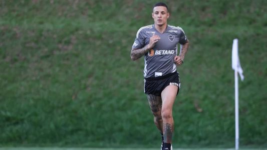Após cerca de seis meses, Guilherme Arana voltou a campo para treinar pelo Atlético neste mês de março