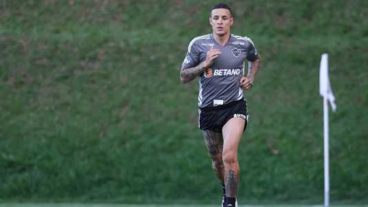 Após cerca de seis meses, Guilherme Arana voltou a campo para treinar pelo Atlético neste mês de março