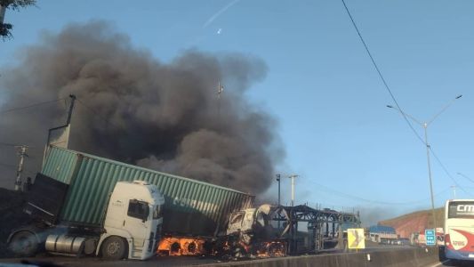 Após colisão traseira, carretas pegaram fogo