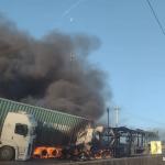 Vídeo: carretas batem na rodovia Fernão Dias e pegam fogo em Minas