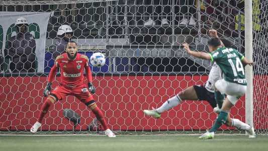Após contra-ataque do Palmeiras, Everson defendeu chute de atacante Artur
