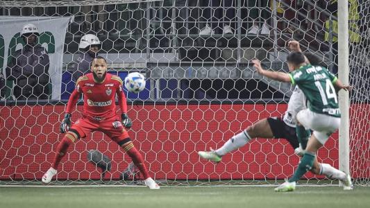 Após contra-ataque do Palmeiras, Everson defendeu chute de atacante Artur