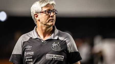Após derrota, torcedores do Santos atiraram rojões e sinalizadores no gramado da Vila