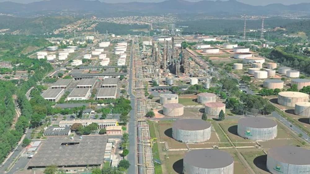 Após redução no abastecimento de gasolina e diesel, REGAP interrompe fornecimento de asfalto pesado