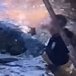 Homem invade casa e fica preso em córrego em Sabará 