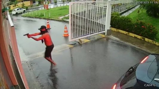 Após o tiroteio, os três suspeitos fugiram a pé