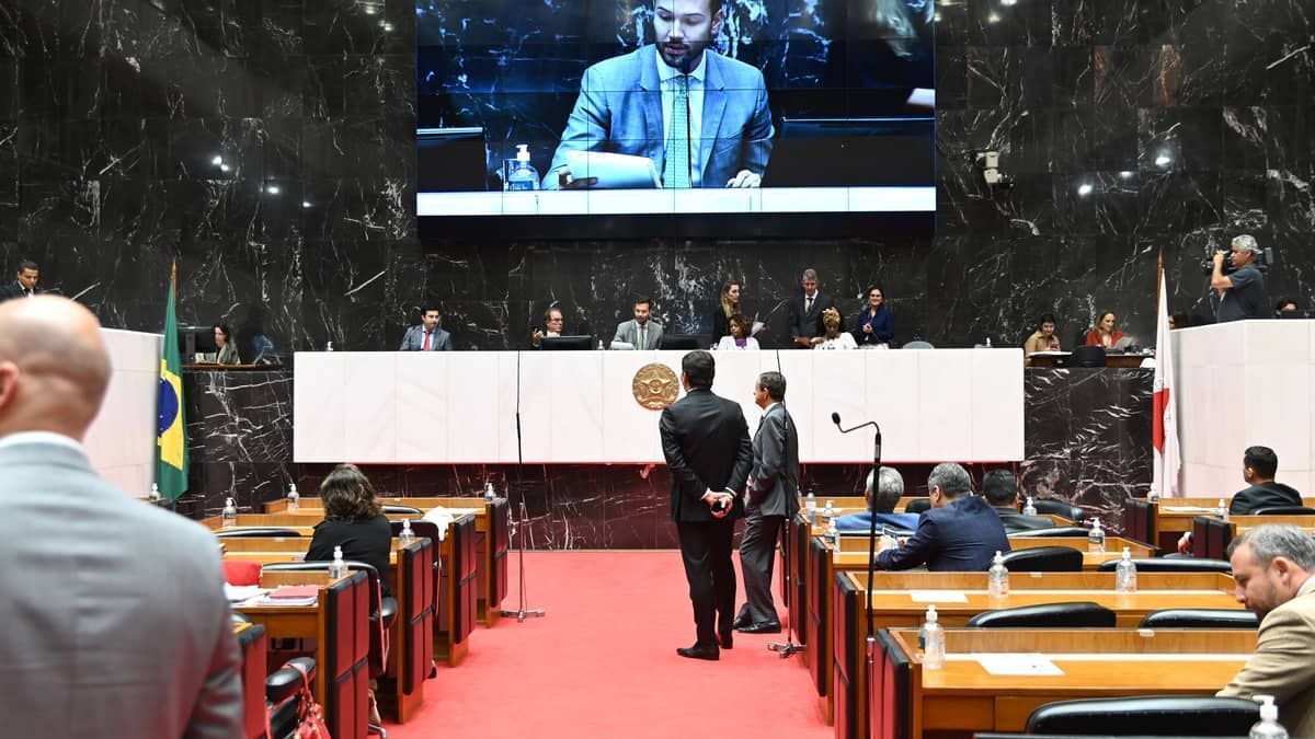 Oposição trava reforma de Zema e apresenta 66 emendas em plenário