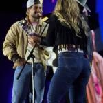 Após ser flagrada com Zé Felipe, amiga de Ana Castela aparece juntinha com o cantor em show