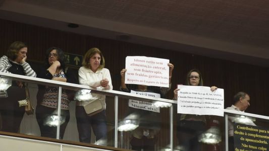 Aposentados e pensionistas ocuparam as galerias para pedir a aprovação da proposta