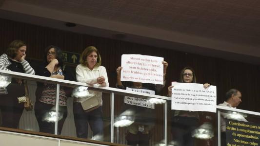Aposentados e pensionistas ocuparam as galerias para pedir a aprovação da proposta