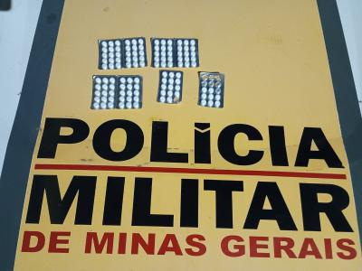 Comprimidos de Anfetamina foram encontrados no interior do veículo por agentes policiais