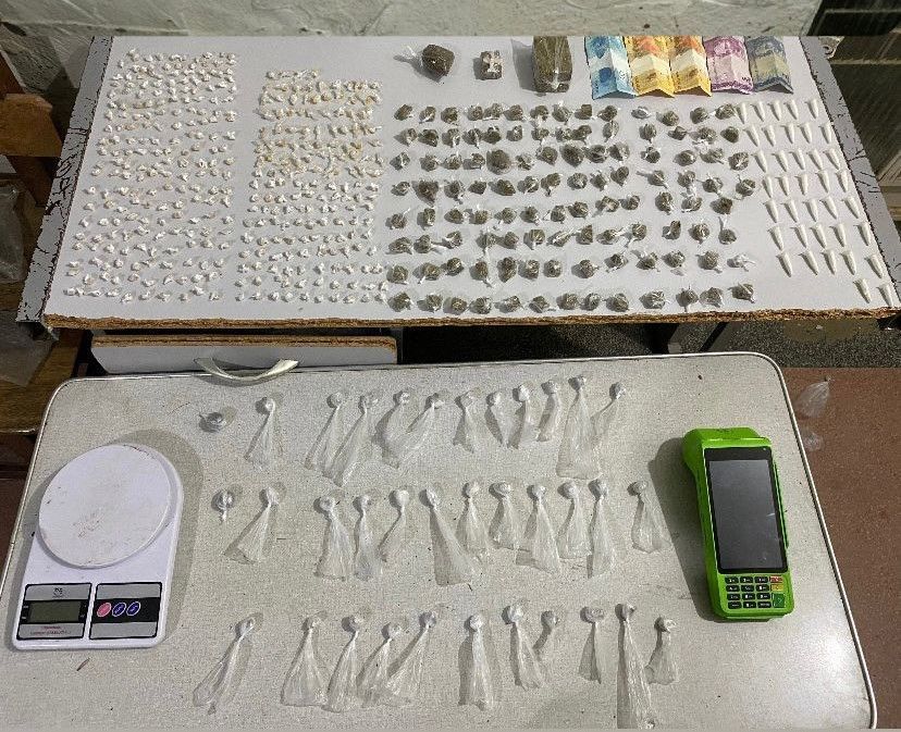 PM desmonta ponto de tráfico e apreende mais de 500 porções de drogas em Montes Claros