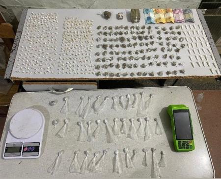 Mais de 227 pedras semelhantes a crack e 80 buchas de maconha foram encontradas no imóvel apontado como ponto de tráfico