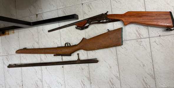 Espingardas e munição foram encontradas em um dos endereços dos mandados de busca e apreensão