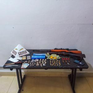A polícia apreendeu um celular, barras e tabletes de maconha, porções de cocaína, balanças de precisão, dinheiro, munições de diversos calibres, uma carabina modificada, uma espingarda, uma luneta, um carro, duas motocicletas e dois chassis de motocicletas