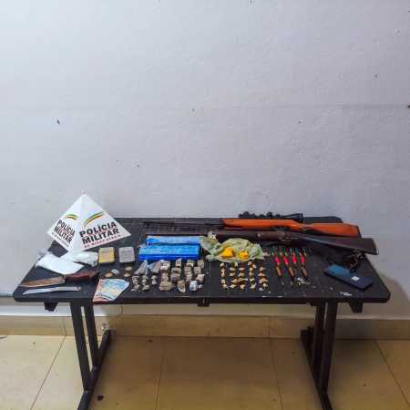 A polícia apreendeu um celular, barras e tabletes de maconha, porções de cocaína, balanças de precisão, dinheiro, munições de diversos calibres, uma carabina modificada, uma espingarda, uma luneta, um carro, duas motocicletas e dois chassis de motocicletas