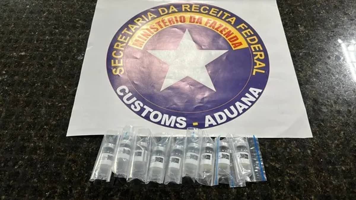 Mulher é presa após desembarcar no Brasil com frascos de células-tronco