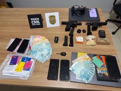 Celulares, notebooks, armas e dinheiro também foram apreendidos pelos policiais