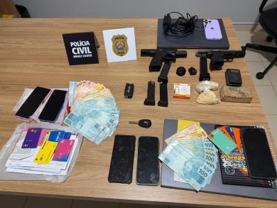 Celulares, notebooks, armas e dinheiro também foram apreendidos pelos policiais