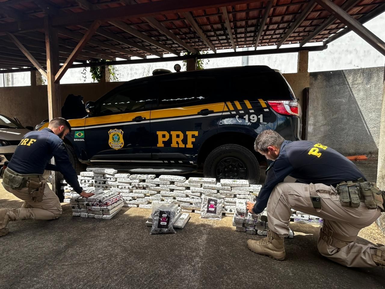 Dois homens são presos com 100kg de maconha na BR-251, em Salinas