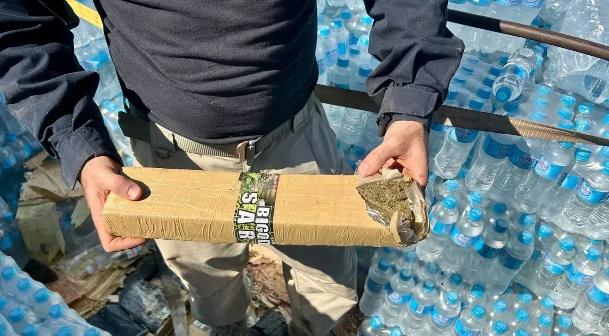 Chuvas no RS: polícia encontra mais de 3 toneladas de drogas em carreta com doações