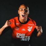 Athletico-PR oficializa contratação do meio-campista Alejandro García
