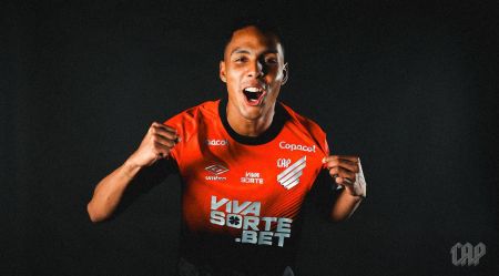 Alejandro García foi oficializado como reforço neste sábado (20)