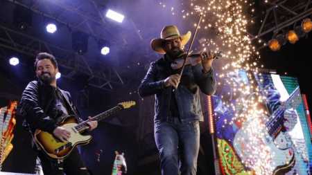 Apresentação de Fernando & Sorocaba encerrou as comemorações de aniversário da cidade