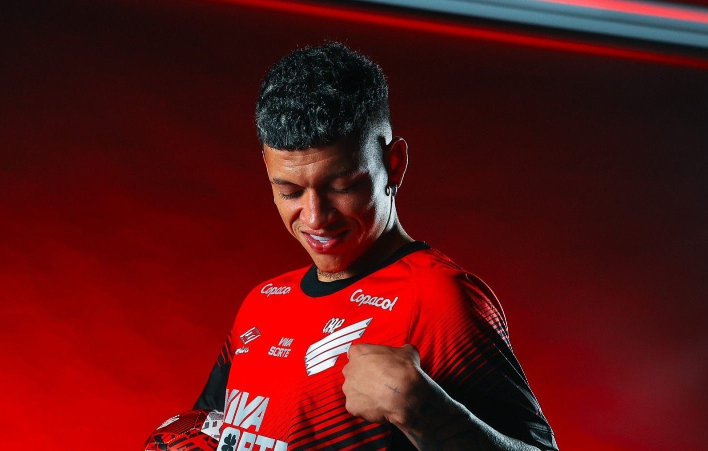 Jovem colombiano reforça Athletico-PR e afirma estar pronto para jogar