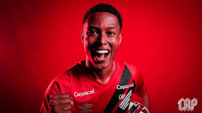 Athletico-PR anuncia contratação de atacante campeão da Libertadores