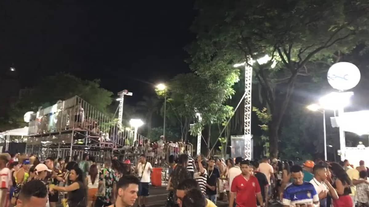 Blocos caricatos desfilam na avenida Afonso Pena; confira participantes