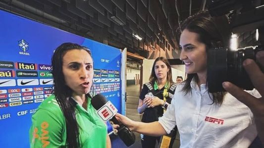 Apresentadora Mari Spinelli (dir) entrevista Marta (esq)