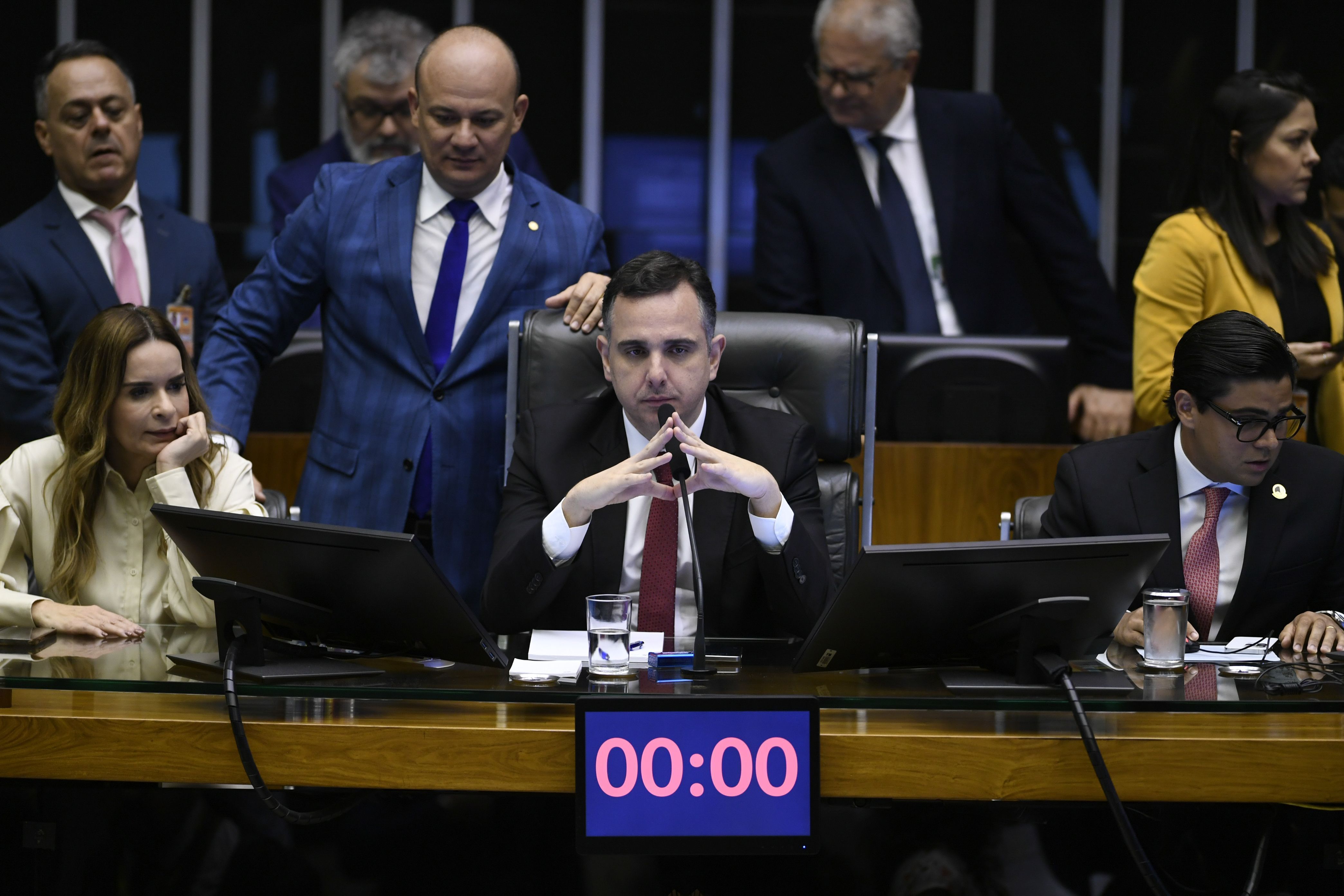 Orçamento é aprovado com fundão de R$ 4,9 bilhões no último dia de trabalho do Congresso antes do recesso